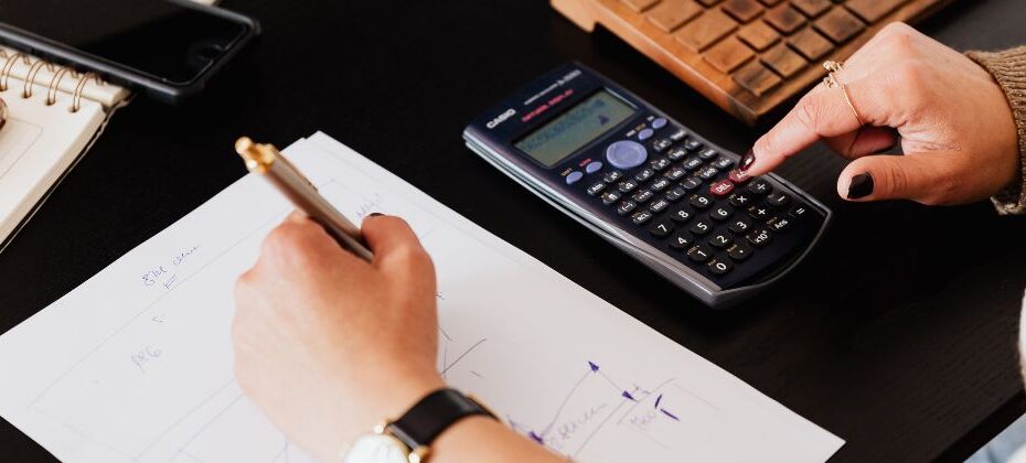 Tło z osoba liczącą przedmiar